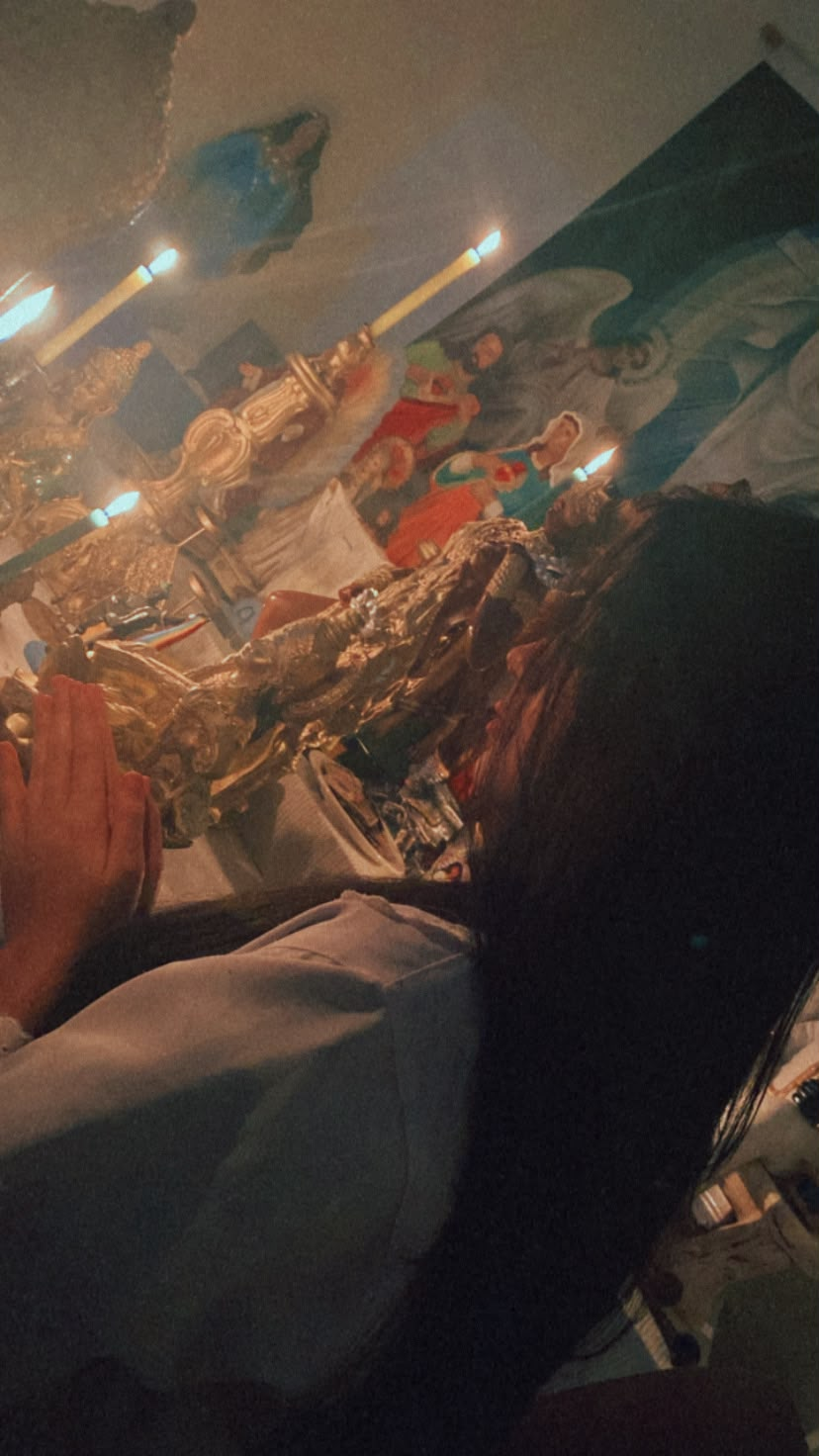 Sensitiva Luana em sua mesa de trabalho com velas acesas